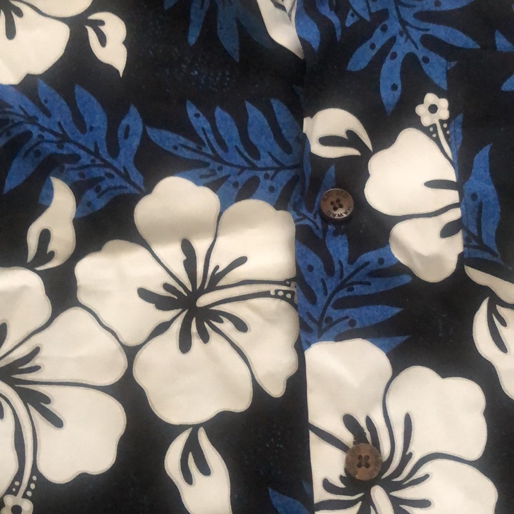 NWOT RJC Boy's White Hibiscus Hawaiian Shirt in Blue - Picture 3 of 3